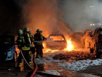 Ermittlungen wegen angezündeter Autos in Oelsnitz eingestellt - Brandeinsatz auf dem Mitarbeiterparkplatz der FSG in Oelsnitz: Ein Auto brannte lichterloh, zehn weitere Pkw wurden wegen der Hitze mehr oder weniger stark beschädigt.