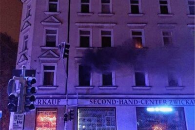 Ermittlungen wegen Brandstiftung nach Feuer in Marienthal - Der Brand war in einer Wohnung im ersten Stock ausgebrochen. Im Erdgeschoss befindet sich ein An- und Verkauf.