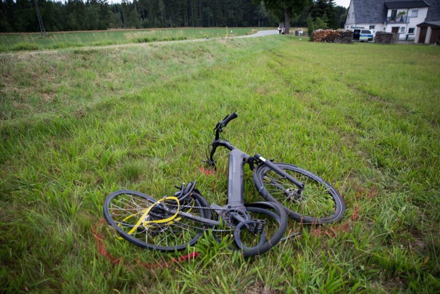 Am 31. Juli ereignete sich auf der Straße zwischen Großhartmannsdorf und Helbigsdorf ein schwerer Verkehrsunfall, bei dem eine Pedelec-Fahrerin tödlich verletzt wurde.