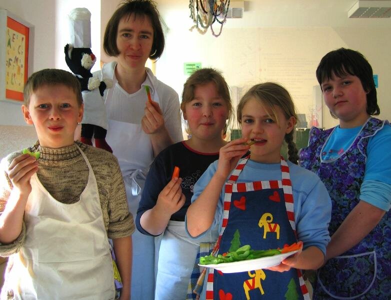 Ernährungsführerschein macht fit für die Küche - 
              <p class="artikelinhalt">Nach dem gemeinsamen Gemüse schnippeln, lassen es sich Carola Stumpe-Richter und die Schüler Jonas, Marlen, Natalie und Sarah (v. l.) der dritten Klasse der Grundschule Sayda schmecken. </p>
            