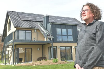 Erneuerbare Energie: Langenauer hat die 111.111. Anlage für grünen Strom - Ulf Tost hat auf seinem Haus in Langenau eine Fotovoltaikanlage mit 22 Solarmodulen installieren lassen. Es ist die 111.111. Erneuerbare-Energien-Anlage im Netz von Mitnetz Strom.