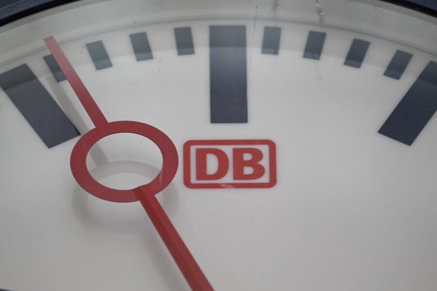 Erneuerung der Gleise: Einschränkungen bei Verkehr im Osten - Der Sekundenzeiger einer Uhr mit dem Logo der Deutschen Bahn ist auf dem Hauptbahnhof zu sehen.