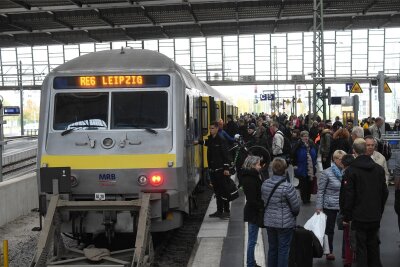 Erneut Ärger auf Zugstrecke zwischen Chemnitz und Leipzig: Züge fallen aus - Wieder müssen Reisende des RE 6 von Chemnitz nach Leipzig mit Zugausfällen und Verspätungen kämpfen.