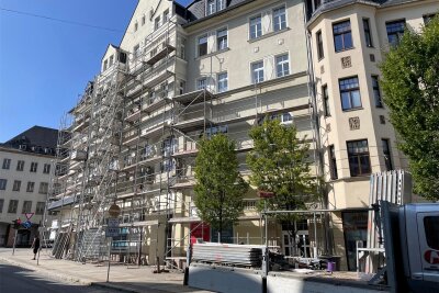 Erneut Arbeiten an Millionenprojekt in Aues Innenstadt - Für Fassadenarbeiten am Goethepalais in Aue wurden jetzt wieder Gerüste aufgestellt.
