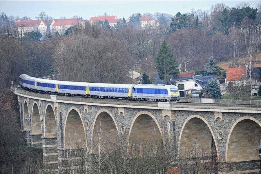 Erneut Ausfälle auf der Strecke Chemnitz-Leipzig - Ein Zug auf der Verbindung Chemnitz-Leipzig. Am Mittwochmorgen werden zahlreiche Züge wegen einer Störung auf der Strecke über Riesa umgeleitet. 