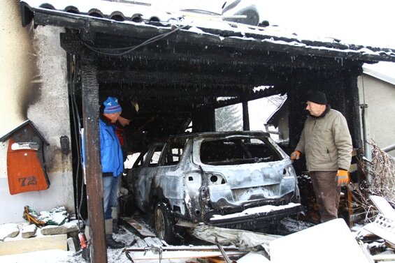 Erneut Auto im Erzgebirge in Flammen - Begutachtung des Schadens: Ein VW und das Carport wurden am Sonntagabend ein Opfer der Flammen.