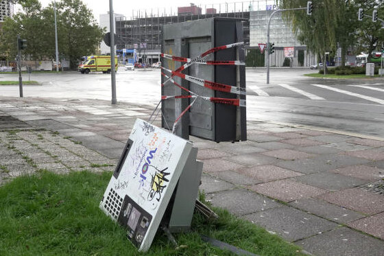 Erneut Automaten in Chemnitz gesprengt - In Chemnitz wurden in den letzten Wochen mehrfach Automaten aufgebrochen. Dieser Zigarettenautomat an der Brückenstraße wurde am 30. September gesprengt.