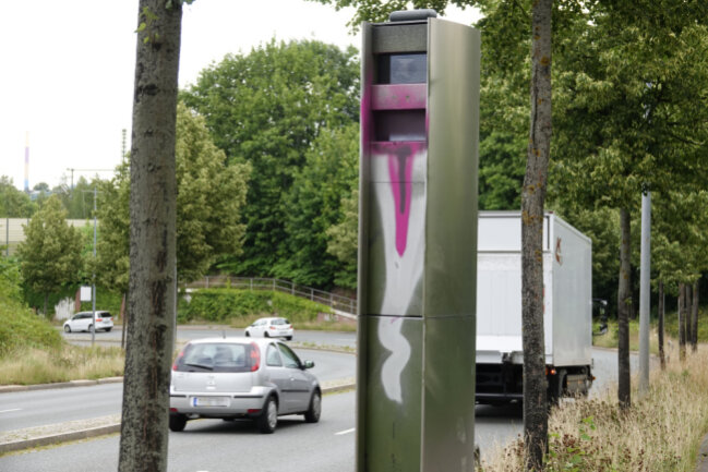 Der stationäre Blitzer an der Neefestraße stadteinwärts, kurz vor dem Industriemuseum, wurde mit pinker Farbe beschmiert.