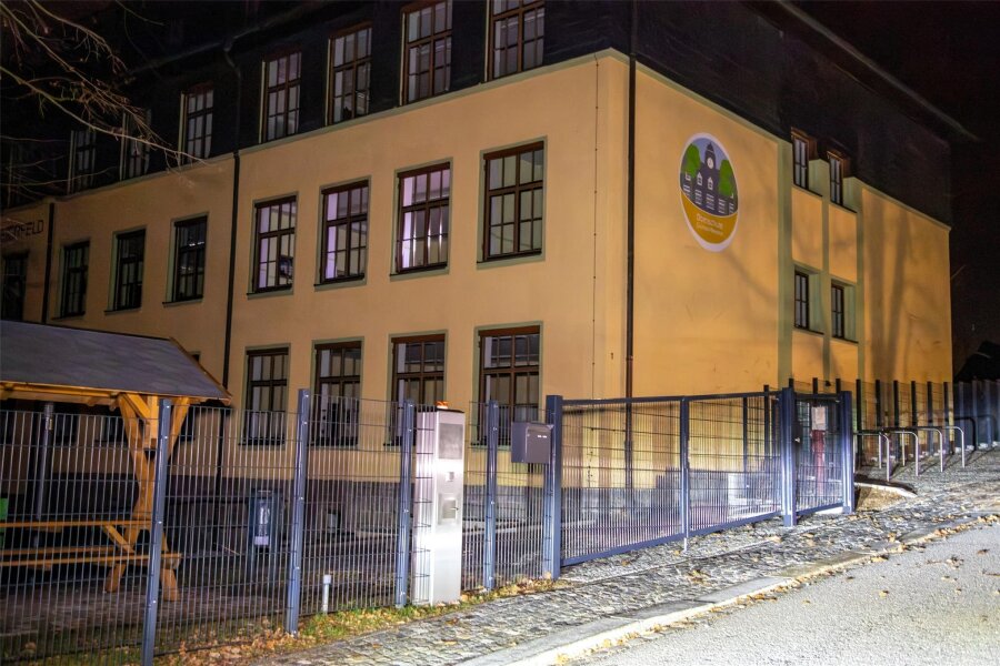 Erneut Bombendrohungen gegen Schulen im Erzgebirge - In der Oberschule in Grünhain-Beierfeld brannte in der Nacht Licht. Die Polizei durchsuchte das Gebäude.
