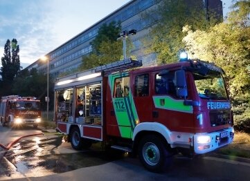 Erneut Brand auf Brache - In einer Industriebrache an der Schulstraße löschte die Feuerwehr am Wochenende. 