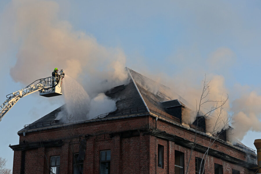 Erneut Brand in einer Industriebrache in Glauchau: Feuerwehr sechs Stunden im Einsatz - 