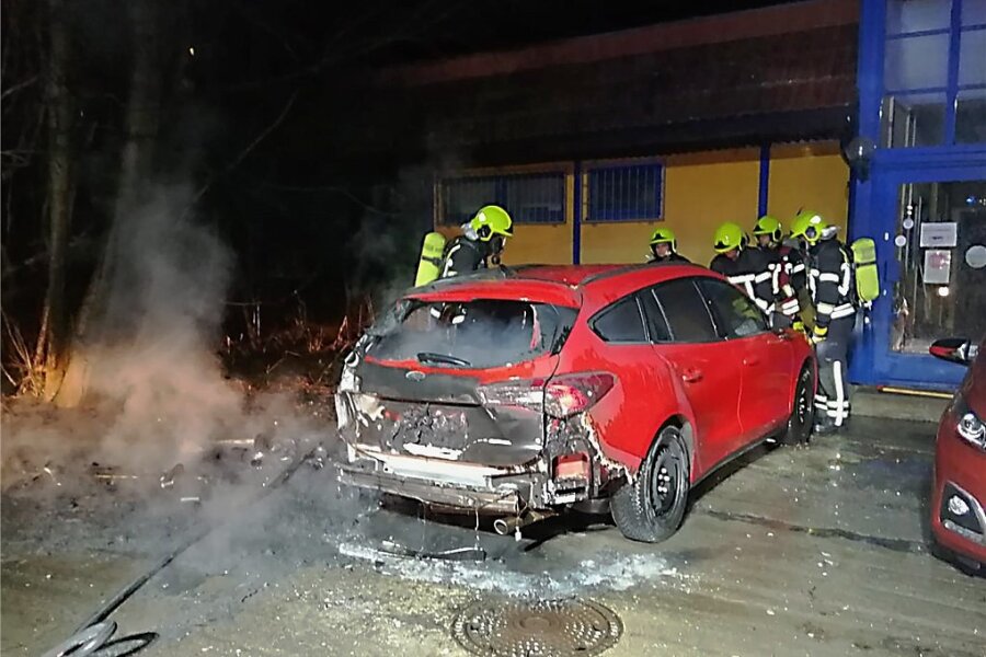 Erneut Brandserie in Chemnitz- Mülltonnen und Auto in Flammen - An der Zwickauer Straße brannte neben Mülltonnen auch ein Auto. 