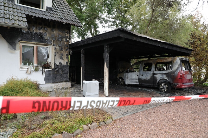 Erneut Carports in Chemnitz in Flammen - Wohnhaus unbewohnbar - An der Rabensteiner Straße griff das Feuer in der Nacht zu Mittwoch vom Carport auf das Wohnhaus über.