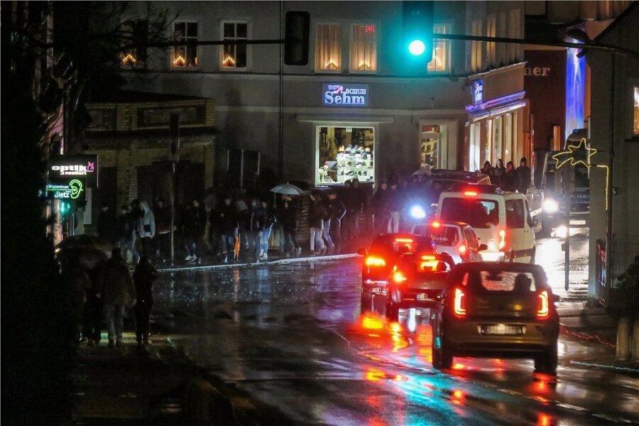Erneut Corona-Proteste im Erzgebirge: Darum schritt die Polizei nicht ein - In Zwönitz versammelten sich nach Angaben der Polizei am Montagabend mehr als 100 Personen, die durch die Stadt liefen.