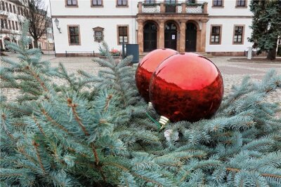 Erneut Deko-Diebe in Rochlitz unterwegs - Zwei Pflanzkübel auf dem Rochlitzer Markt sind mit großen Weihnachtskugeln geschmückt worden. An einem der Kübel wurde zwischen 25. und 26. Dezember eine große, silberne Kugel gestohlen. So blieben nur diese zwei roten Kugeln übrig. 