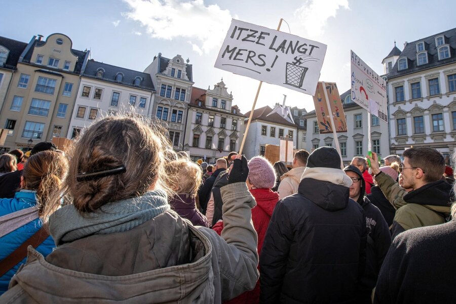 Erneut Demo gegen Rechtsextremismus in Plauen geplant: Was diesmal anders sein soll - Mit Plakaten wie diesem zeigten Vogtländer am 27. Januar auf dem Plauener Altmarkt, was sie von rechtsextremem Gedankengut halten.