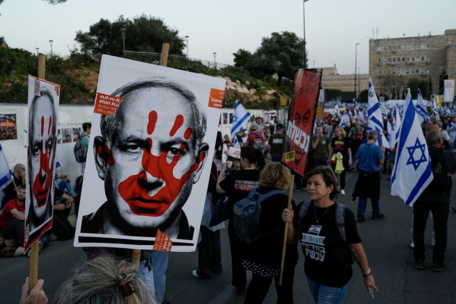 Erneut demonstrieren Israelis gegen Netanjahu-Regierung - Menschen protestieren gegen die Regierung des israelischen Ministerpräsidenten Bejamin Netanjahu.