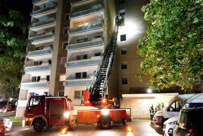 Erneut Feuer im Heckertgebiet in Chemnitz: Mehrere Bewohner müssen Nacht im Hotel verbringen - Gegen 23 Uhr wurde die Feuerwehr alarmiert, die mit der Drehleiter anrückte.