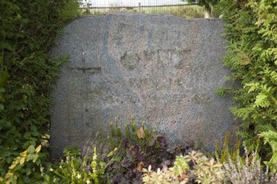 Erneut Friedhofsschändungen: Diebe plündern weitere 37 Gräber - Diebe haben die metallenen Lettern von Grabsteinen entwendet. Aufnahme aus Schneidenbach.