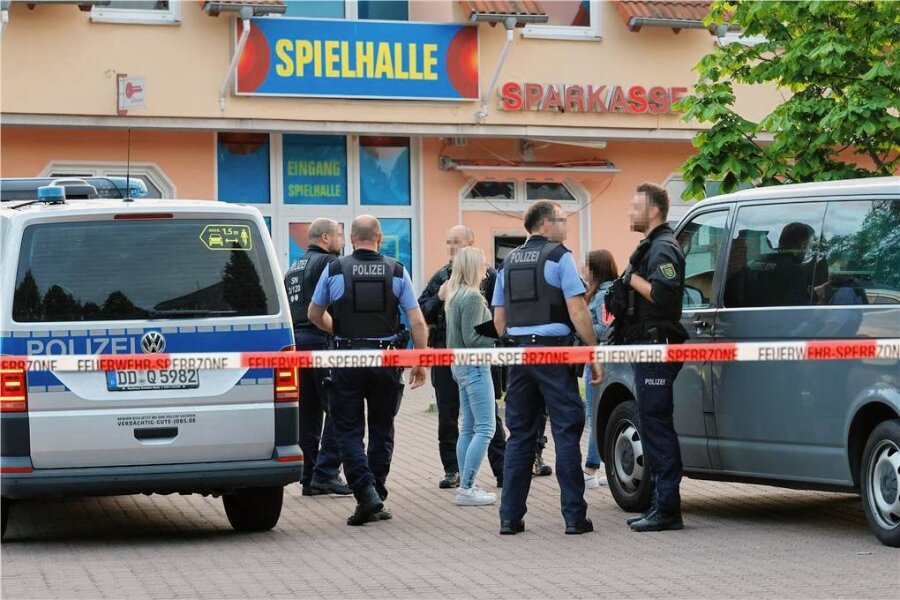 Erneut Geldautomat in Frankenberg gesprengt - Die Polizei war am Freitagmorgen vor Ort, um zu der Explosion an dem Geldautomaten der Sparkasse in Frankenberg zu ermitteln.