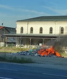 Erneut gerät Müll in Flammen - Die Feuerwehr konnte den brennenden Müllberg am Bahnhof relativ zügig löschen. 