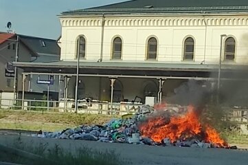 Erneut gerät Müll in Flammen - Die Feuerwehr konnte den brennenden Müllberg am Bahnhof relativ zügig löschen. 
