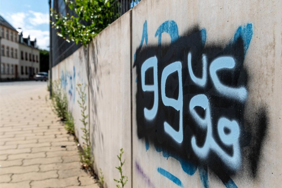 Erneut Graffiti-Schmierer in Rochlitz unterwegs - An der Gärtnerstraße in Rochlitz wurde diese Mauer von Unbekannten besprüht.
