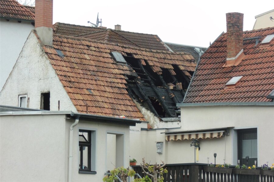 Erneut Großeinsatz für Feuerwehr in Meerane: Schaden wird auf 60.000 Euro beziffert - Am Donnerstagmorgen deutlich zu sehen: Die Schäden am Dach und die enge Bebauung.