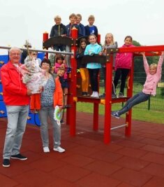 Erneut Großspende für Schule - Frank und Andrea Schlegel haben mit ihrer Stiftung für die Fraureuther Grundschule ein neues Spielgerät finanziert.