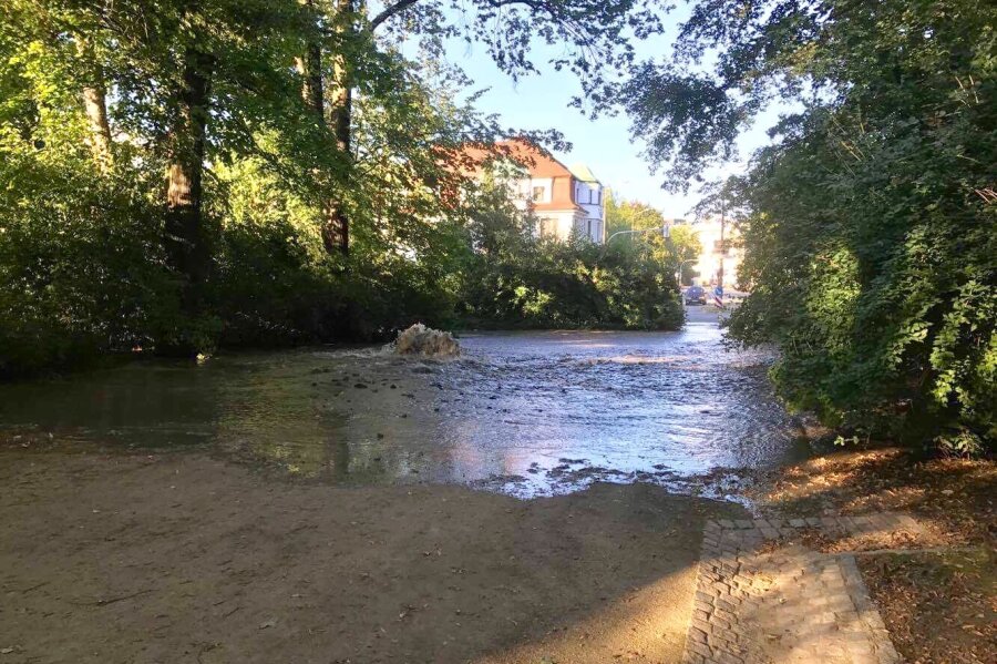 Erneut Havarie in Zwickau - In der Zwickauer Innenstadt stehen am Montagabend Teile des Schwanenteichgeländes und der Humboldstraße unter Wasser.