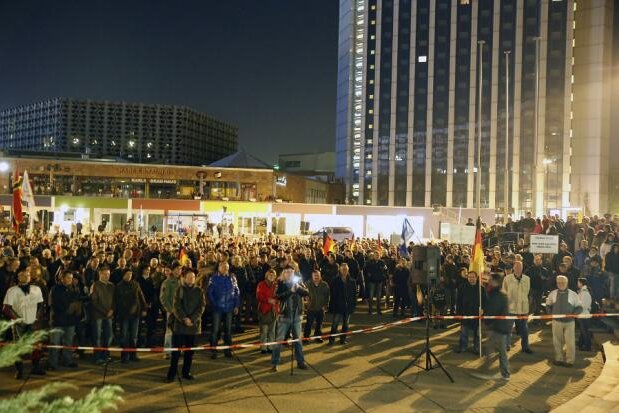 Erneut Hunderte bei Pegida in Chemnitz - Sitzblockade auf Demo-Strecke - 