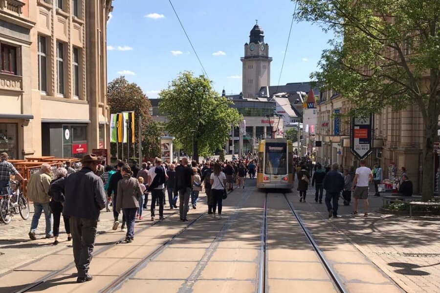 Erneut Hunderte "Spaziergänger" - Runder Tisch diskutiert - Mehrere Hundert Menschen haben am Samstagnachmittag erneut an einem sogenannten "Spaziergang" in der Plauener Innenstadt teilgenommen. 
