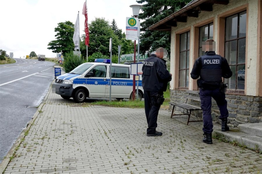 Erneut illegal eingereiste Personen in Hohndorf entdeckt - Beamte der Bundespolizei fanden mehrere illegal eingereiste Personen in Hohndorf an der B 174.