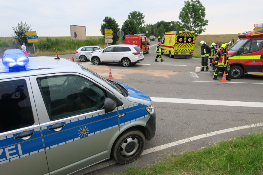 Erneut Kreuzungsunfall auf Autobahnzubringer bei Hartenstein - 