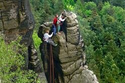 Kletterer an einem Felsen am Liliensteinmassiv.   
