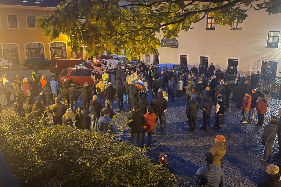 Erneut mehrere Demos im Erzgebirge - Rund 130 Personen hatten sich zudem in Annaberg-Buchholz versammelt.