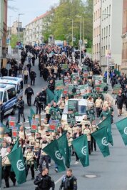 Erneut Neonazi-Demo mit Fackeln und Trommeln in Plauen geplant - Mit einheitlicher Parteikleidung und Fahnen zogen Rechtsextremisten 2019 durch Plauen - die Bilder erinnerten an SA-Aufmärsche im Dritten Reich.