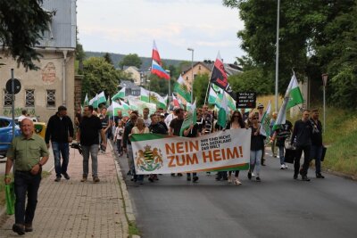 Erneut Protest gegen geplante Flüchtlingsunterkunft im Erzgebirge - Dieses Mal führte der Marsch nach der Kundgebung zum Naturbad in Grünhain.