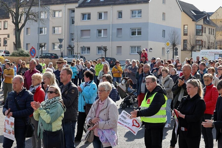 Lichtensteiner wehren sich gegen die Schließung der Kinderstation des Krankenhauses Lichtenstein durch den Träger, das Deutsche Rote Kreuz. Am Sonntag machten mehr als 200 Teilnehmer einer Kundgebung deutlich, dass sie die Begründung der Schließung nicht akzeptieren. 