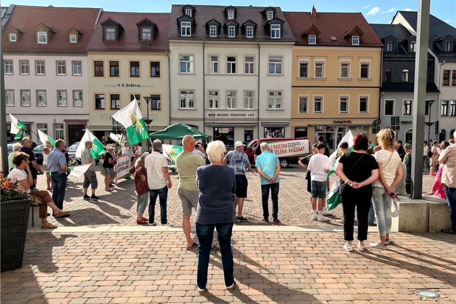 Erneut Protest wegen Asylwohnungen in Frankenberg - Auf dem Frankenberger Markt und auf einem Spaziergang durch die Stadt protestierten am Donnerstag circa 85 Teilnehmer einer angemeldeten Kundgebung gegen Wohnungen für Asylsuchende.