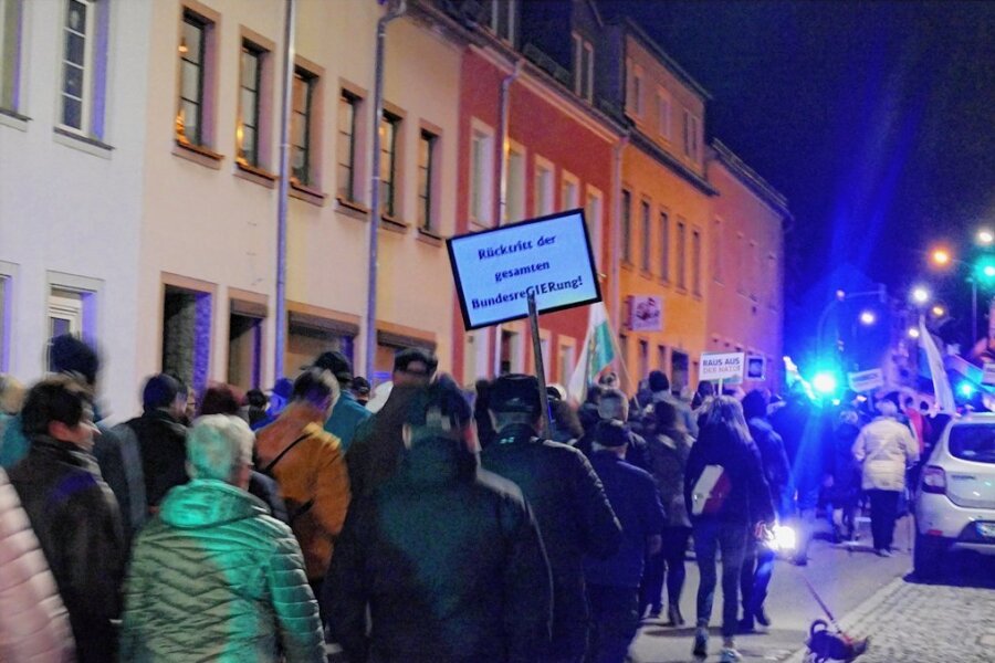 Erneut Proteste im Erzgebirge - Die Teilnehmer trugen Plakate mit Forderungen wie "Rücktritt der gesamten Bundesregierung" bei sich. 