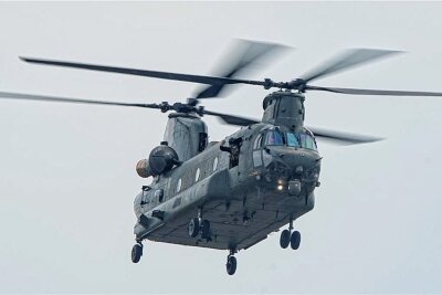 Erneut Rätsel um Fluglärm über Zwickau und Wilkau-Haßlau - Ein CH-47 Chinook fliegt in der Luft.