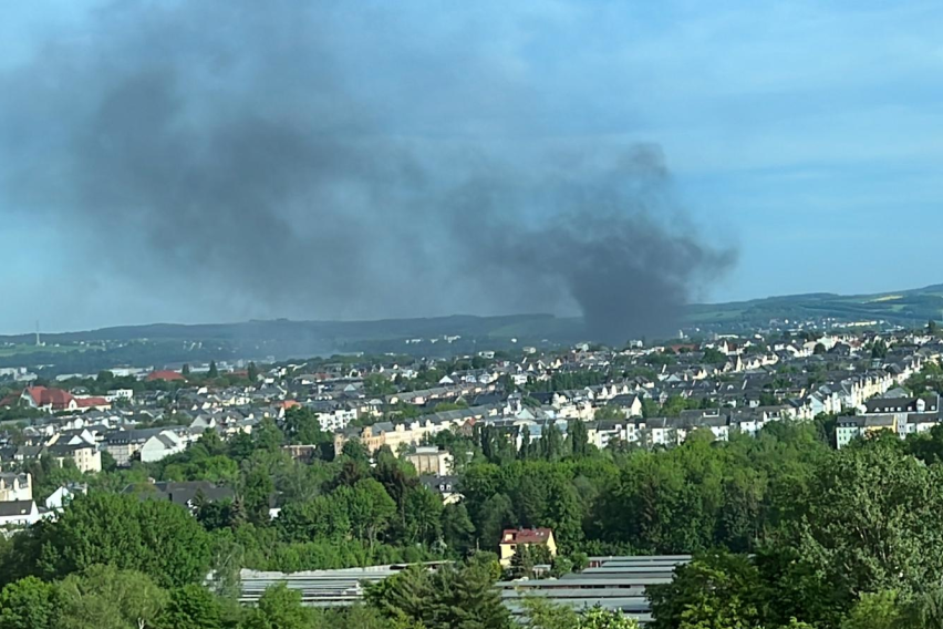 Erneut Rauchwolke über Chemnitz: Brände in mehreren Stadtteilen - Blick vom Flemmingkrankenhaus aus