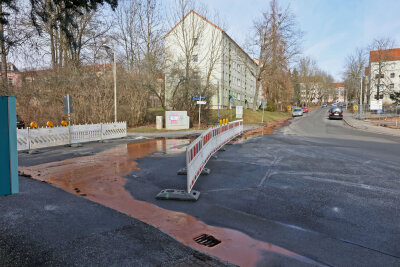 Erneut Rohrbruch: Waldstraße in Zwickau gesperrt - Das Wasser aus dem gebrochenen Rohr am Eschenweg in Zwickau ergießt sich bis an die Waldstrasse, die daraufhin gesperrt werden musste.