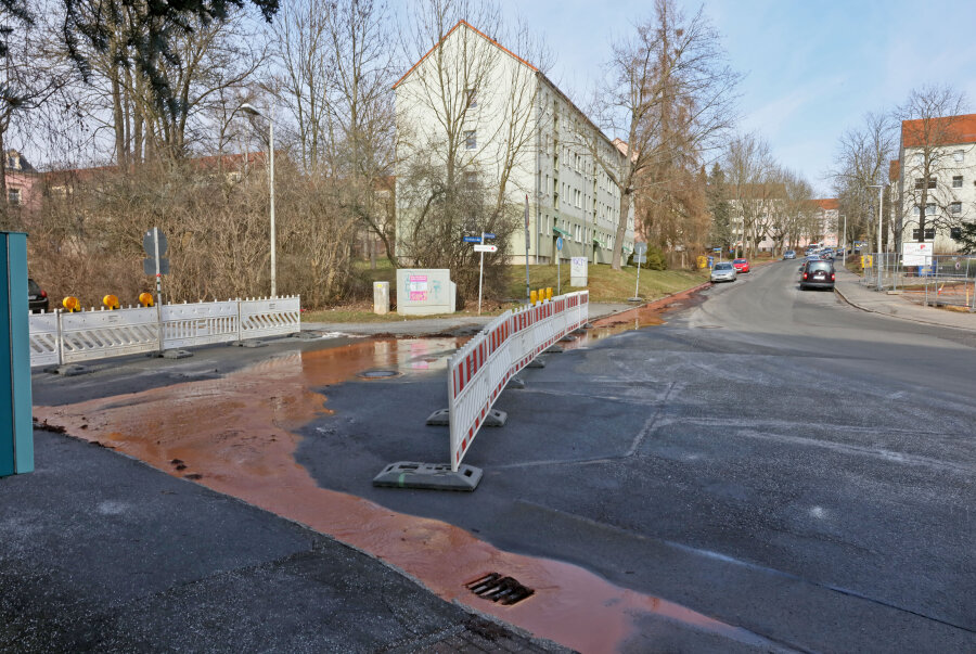 Erneut Rohrbruch: Waldstraße in Zwickau gesperrt - Das Wasser aus dem gebrochenen Rohr am Eschenweg in Zwickau ergießt sich bis an die Waldstrasse, die daraufhin gesperrt werden musste.