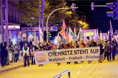 Erneut rund 2000 Teilnehmer bei Demo in Chemnitzer Innenstadt - Der Demonstrationszug durch die Chemnitzer Innenstadt kurz nach dem Start auf der Straße der Nationen. 
