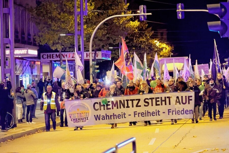 Erneut rund 2000 Teilnehmer bei Demo in Chemnitzer Innenstadt - Der Demonstrationszug durch die Chemnitzer Innenstadt kurz nach dem Start auf der Straße der Nationen. 