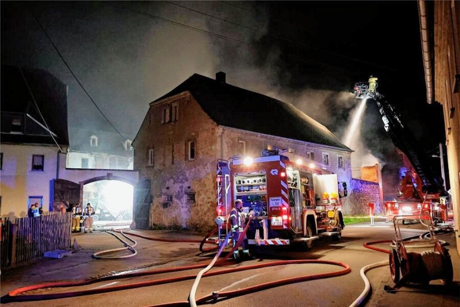 Erneut Scheunenbrand in Burgstädt - Zehntausende Euro Schaden - Scheunenbrand in Burgstädt an der Burkersdorfer Straße. 