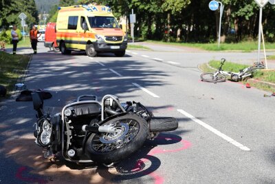 Erneut schwerer Unfall im Erzgebirge: Rettungshubschrauber fliegt verletzten Fahrradfahrer ins Krankenhaus - In Johanngeorgenstadt kam es zu einem Unfall zwischen einem Fahrrad- und einem Motorradfahrer.