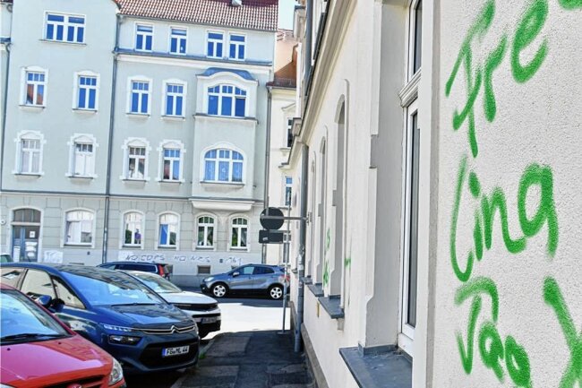 Erneut Sprayer in Freiberg aktiv: Doch dieses Mal informiert eine Zeugin die Polizei - Erst vor wenigen Tagen war in der Freiberger Jungestraße ein Gebäude beschmiert worden. 